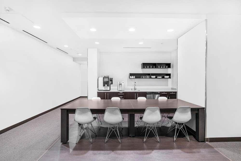 CA, Woodland Hills - Trillium Towers Center office space - View 3 in Los Angeles - internet, office_cleaning, breakout_areas