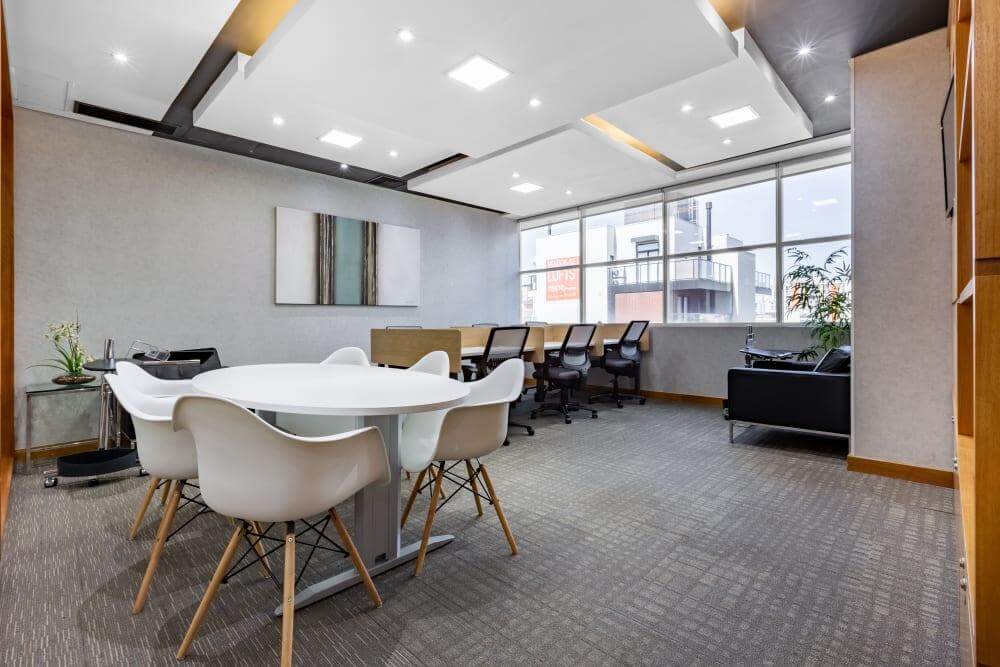 CURITIBA, Batel - Ed Corporate Evolution - Photo 6 CURITIBA, Batel - Ed Corporate Evolution office space - View 6 in Centro - internet, office_cleaning, breakout_areas