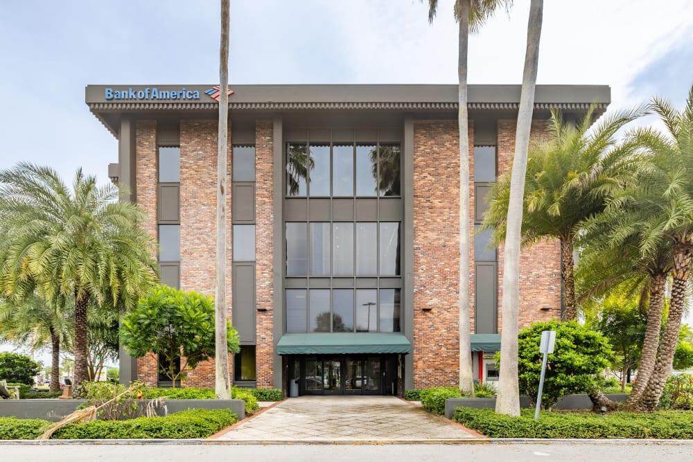 Miracle Mile Plaza - Photo 6 Miracle Mile Plaza office space - View 6 in Vero Beach - internet, office_cleaning, breakout_areas