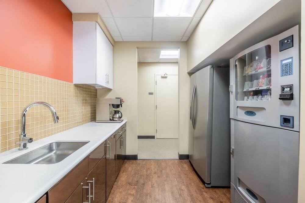 Miracle Mile Plaza - Photo 2 Miracle Mile Plaza office space - View 2 in Vero Beach - internet, office_cleaning, breakout_areas