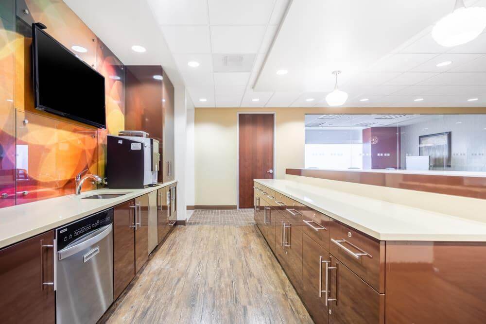 OR, Portland - US Bancorp Tower - Photo 3 OR, Portland - US Bancorp Tower office space - View 3 in Portland - internet, office_cleaning, breakout_areas