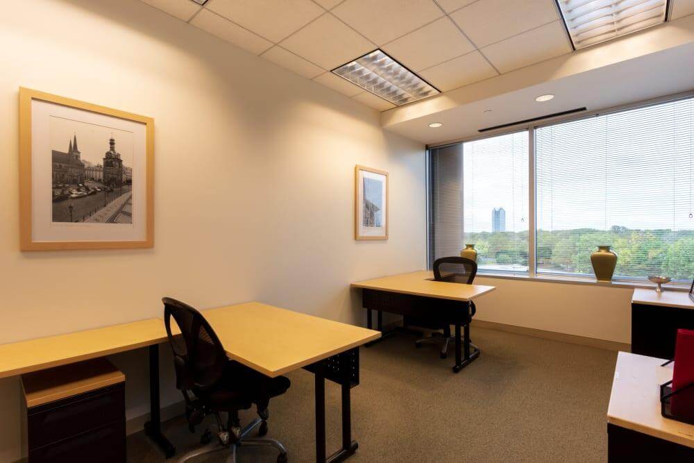 IL, Oak Brook - Oak Brook Pointe - Photo 3 IL, Oak Brook - Oak Brook Pointe office space - View 3 in Oak Brook - internet, office_cleaning, breakout_areas