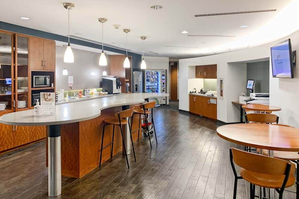 IL, Oak Brook - One Lincoln Centre office space - View 5 in Oakbrook Terrace - internet, office_cleaning, breakout_areas