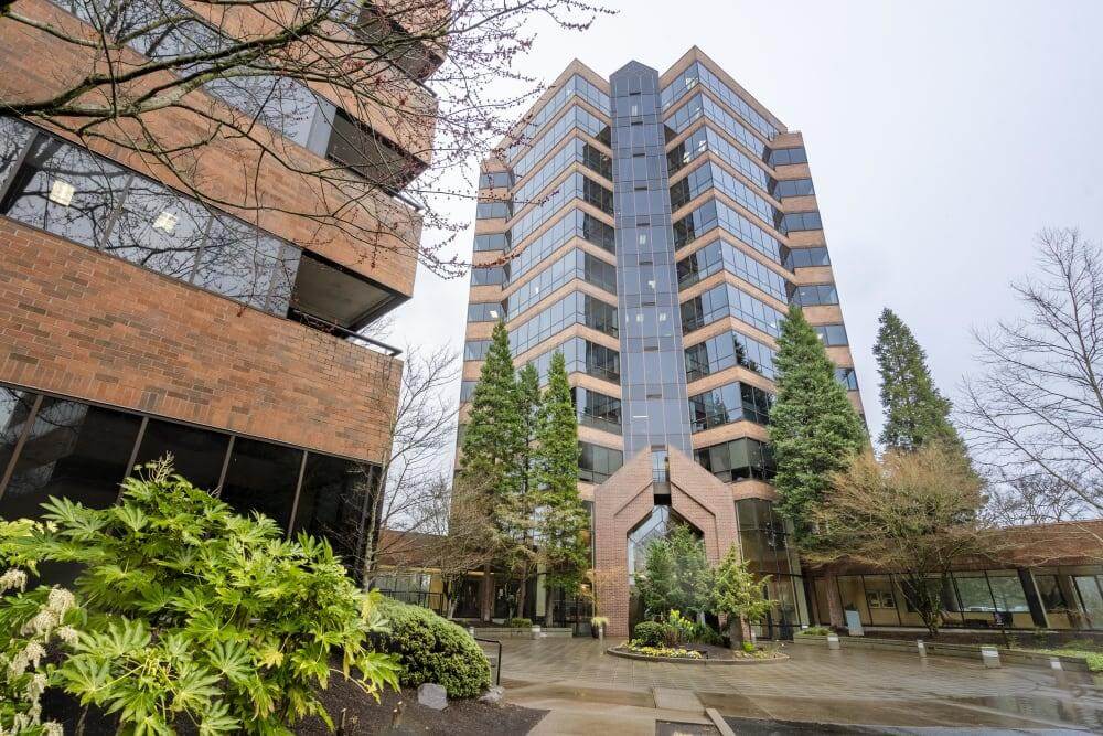 Lincoln Center - Photo 2 Lincoln Center office space - View 2 in Tigard - internet, office_cleaning, breakout_areas