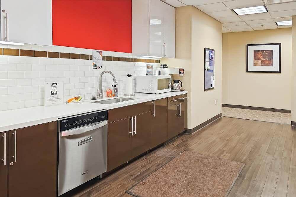 IA, Des Moines - Hub Tower office space - View 5 in Des Moines - internet, office_cleaning, breakout_areas