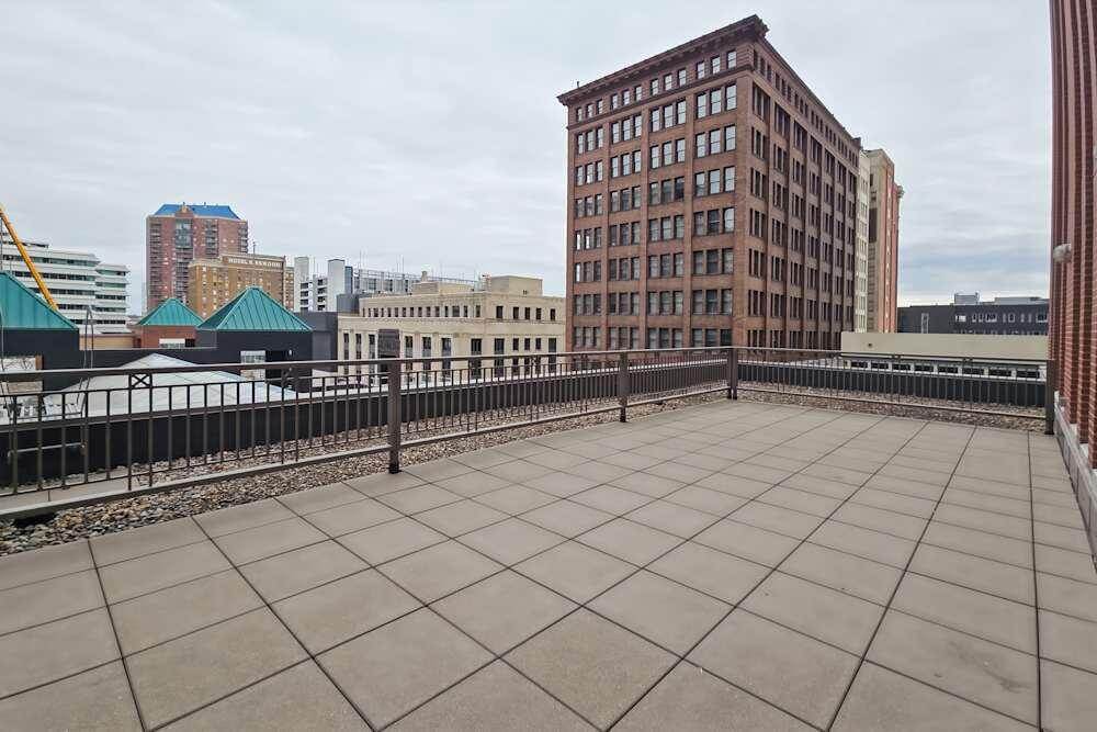 IA, Des Moines - Hub Tower office space - View 2 in Des Moines - internet, office_cleaning, breakout_areas