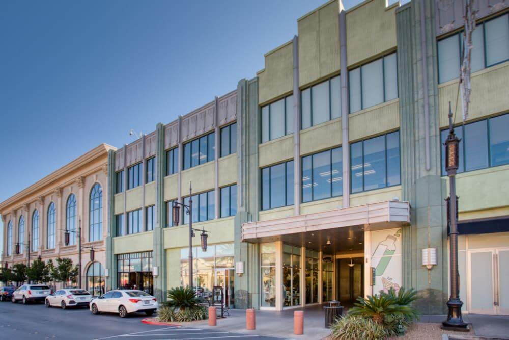 NV, Las Vegas - Town Square - Photo 2 NV, Las Vegas - Town Square office space - View 2 in Las Vegas - internet, office_cleaning, breakout_areas