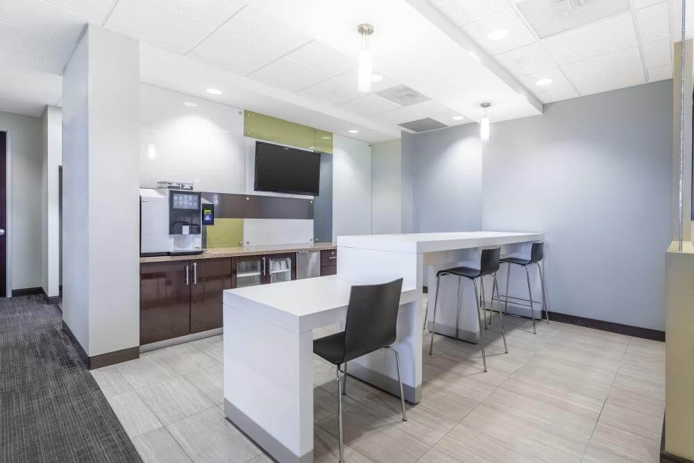 FL, Miami Lakes - Miami Lakes West office space - View 6 in Hialeah - internet, office_cleaning, breakout_areas