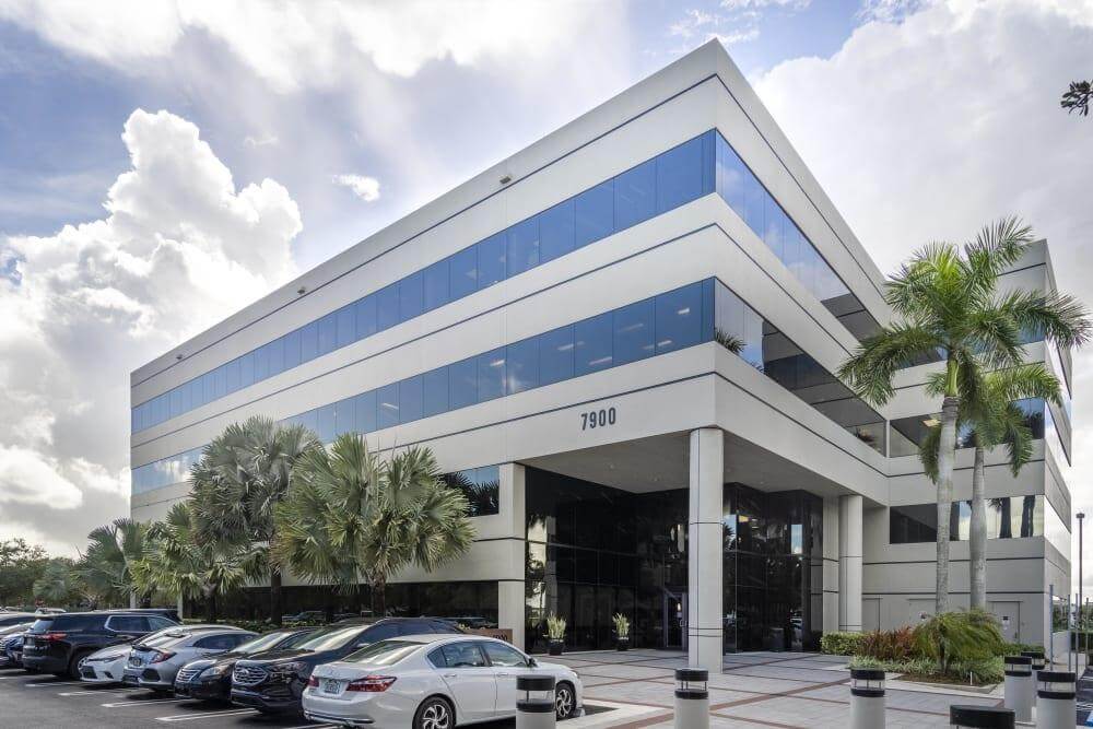FL, Miami Lakes - Miami Lakes West office space - View 3 in Hialeah - internet, office_cleaning, breakout_areas