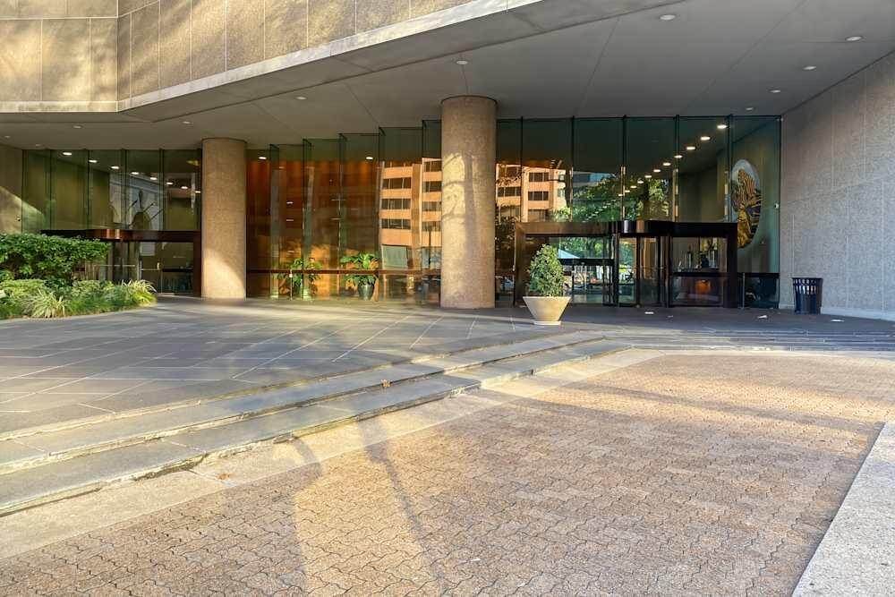 LA, New Orleans - St Charles and Poydras - Photo 2 LA, New Orleans - St Charles and Poydras office space - View 2 in New Orleans - internet, office_cleaning, breakout_areas