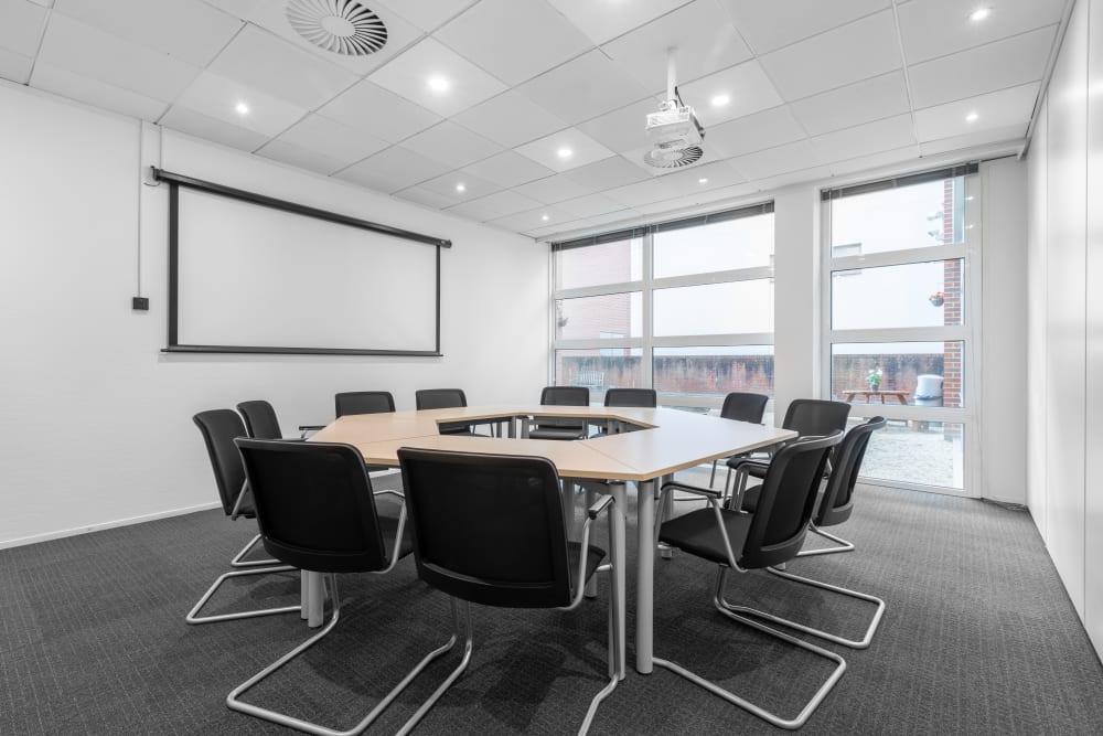 REIGATE, London Road - Photo 2 REIGATE, London Road office space - View 2 in Reigate - internet, office_cleaning, breakout_areas