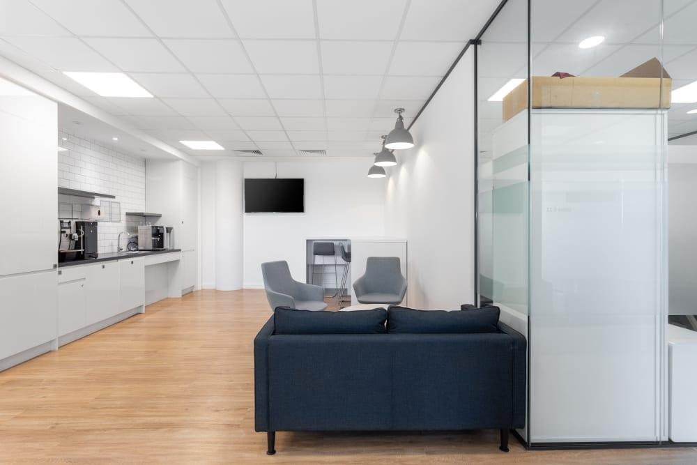 REDHILL, Kingsgate House - Photo 3 REDHILL, Kingsgate House office space - View 3 in Redhill - internet, office_cleaning, breakout_areas