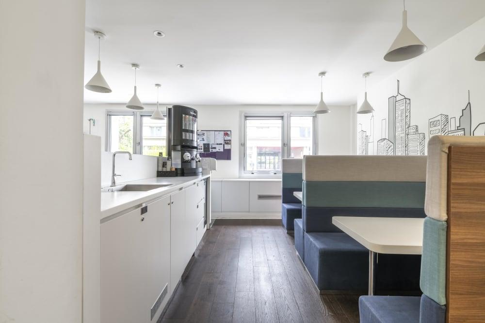 NEUILLY, Pont De Neuilly office space - View 2 in Neuilly-sur-Seine - internet, office_cleaning, breakout_areas