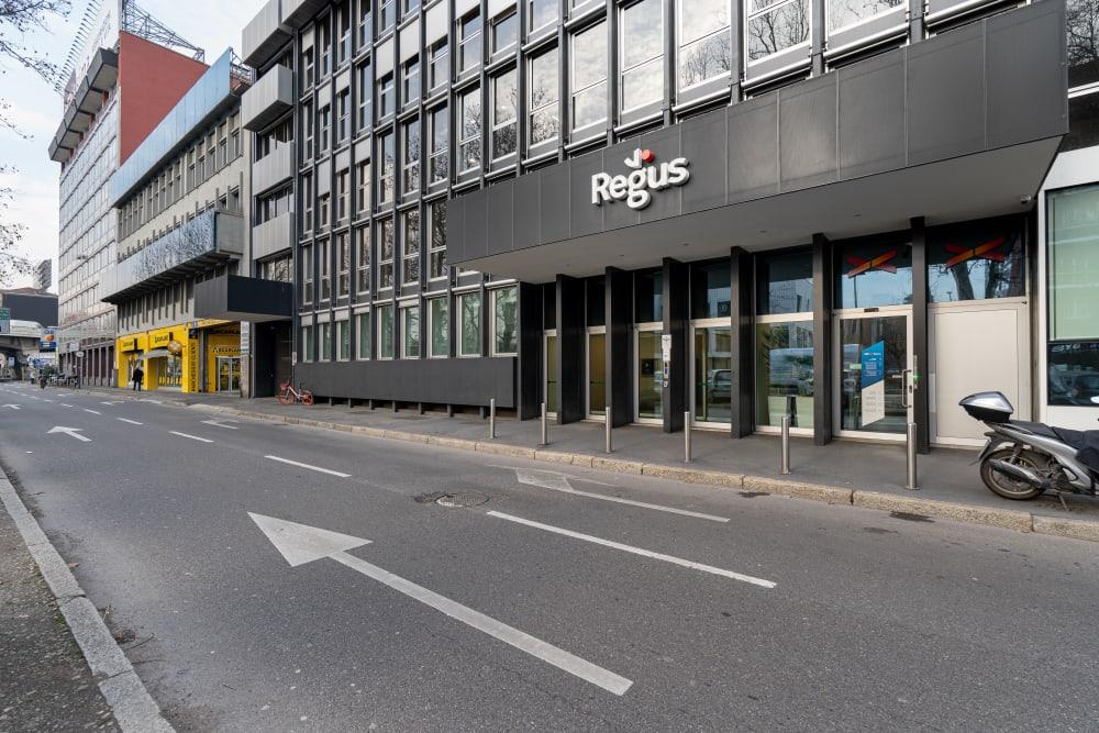 Viale Certosa 218 - Photo 2 Viale Certosa 218 office space - View 2 in Milano - internet, office_cleaning, breakout_areas