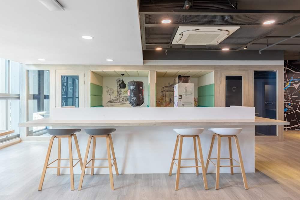 AHMEDABAD, Ratnakar 9 Square - Photo 2 AHMEDABAD, Ratnakar 9 Square office space - View 2 in Ahmedabad - internet, office_cleaning, breakout_areas