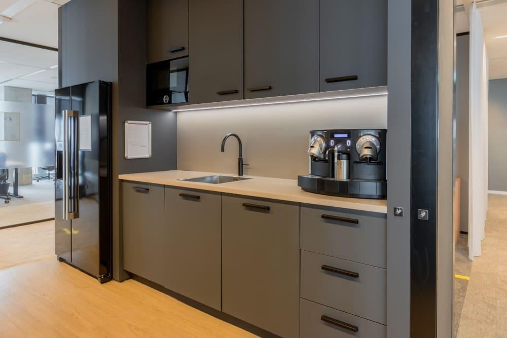 Rotterdam, De Rotterdam - Photo 3 Rotterdam, De Rotterdam office space - View 3 in Rotterdam - internet, office_cleaning, breakout_areas