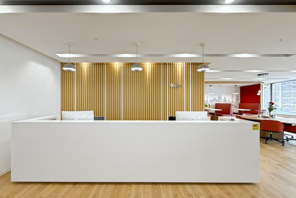 Shanghai, Hang Seng Bank Tower office space - View 2 in Pu Dong Xin Qu - internet, office_cleaning, breakout_areas