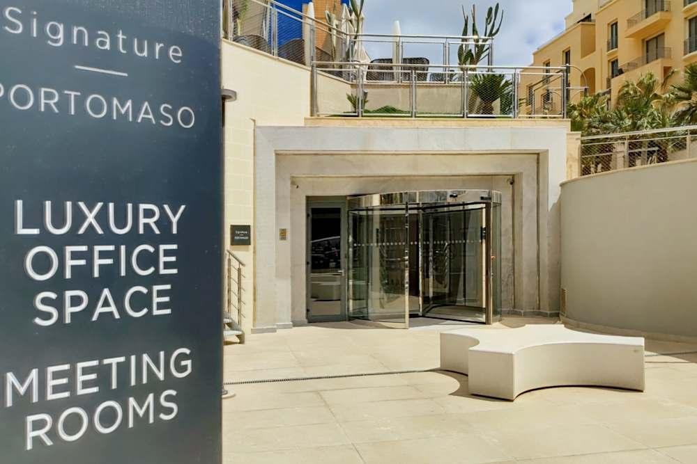 Signature Portomaso - Photo 2 Signature Portomaso office space - View 2 in St. Julian's - internet, office_cleaning, breakout_areas