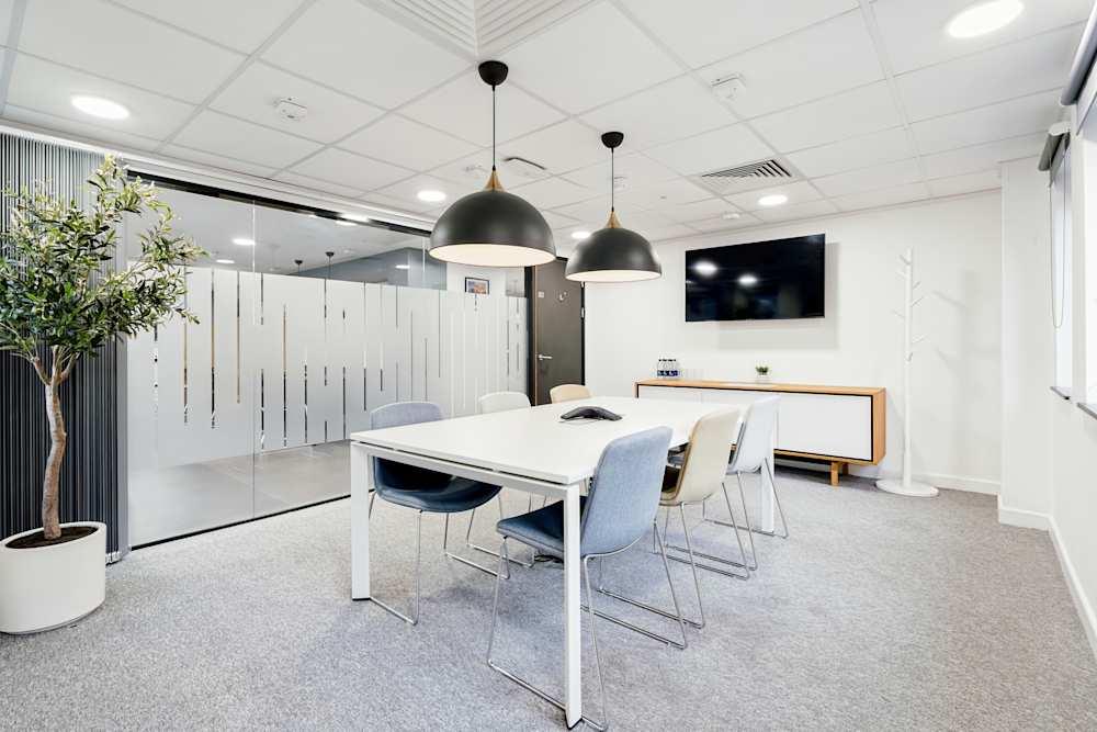 Tunbridge Wells, Pluto House office space - View 3 in Royal Tunbridge Wells - internet, office_cleaning, breakout_areas