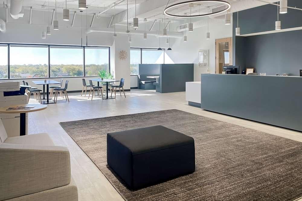 IL, Westmont - Oakmont Plaza Dr - Office space in Westmont, Illinois