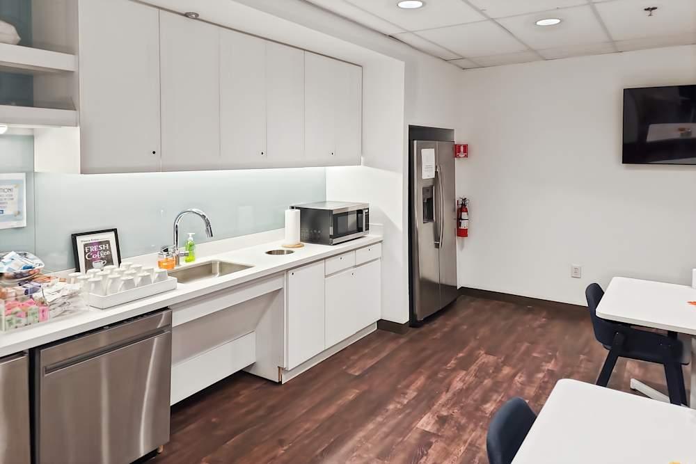 TX, San Antonio - Colonnade (HQ) office space - View 3 in San Antonio - internet, office_cleaning, breakout_areas