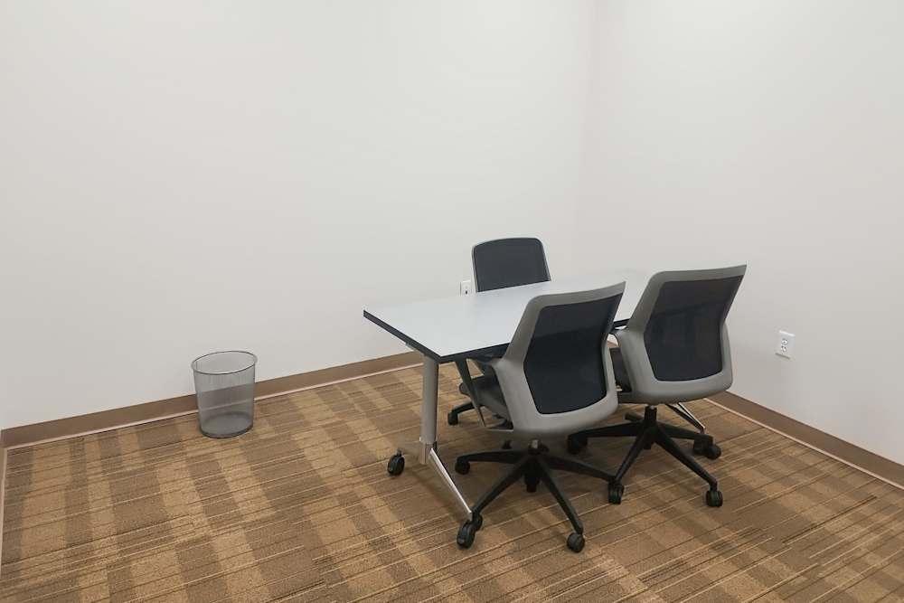 5547 Veterans Parkway - Photo 6 5547 Veterans Parkway office space - View 6 in Columbus - internet, office_cleaning, breakout_areas