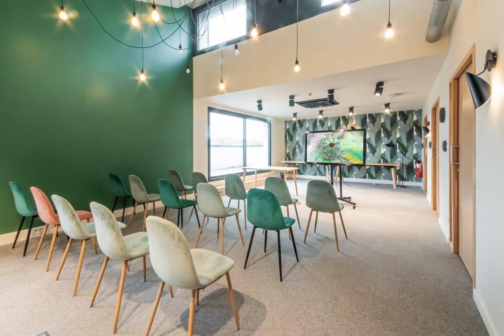 Vernon, Cosywork - Photo 2 Vernon, Cosywork office space - View 2 in Vernon - internet, office_cleaning, breakout_areas