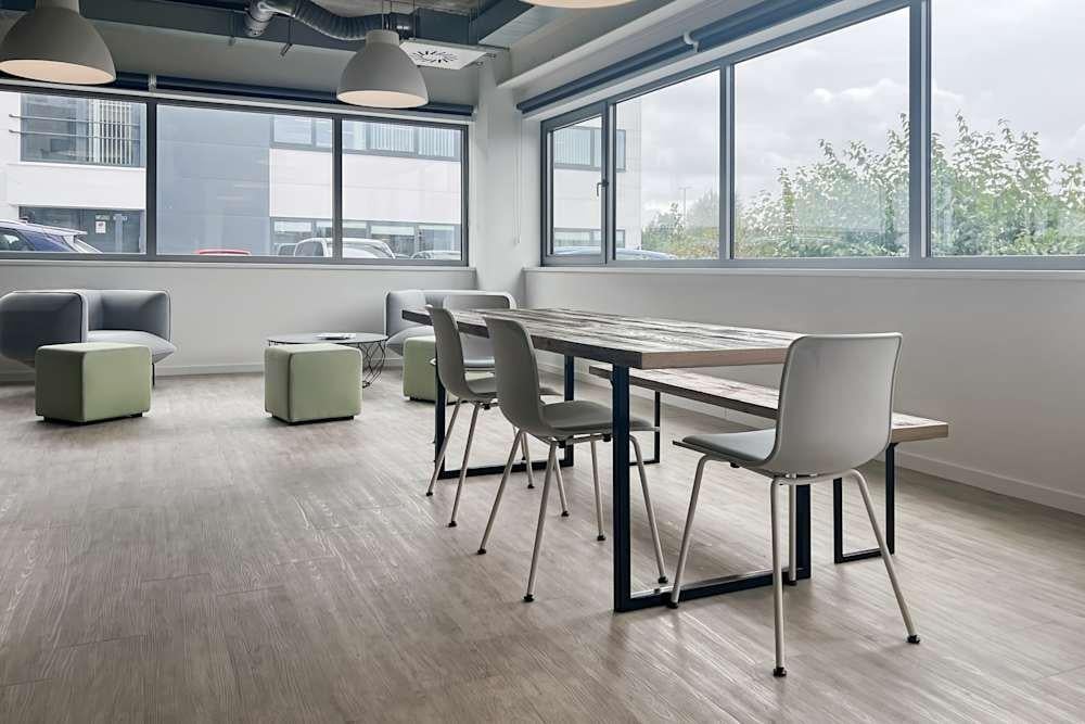 Louvain-La-Neuve, Axis Parc office space - View 5 - internet, office_cleaning, breakout_areas