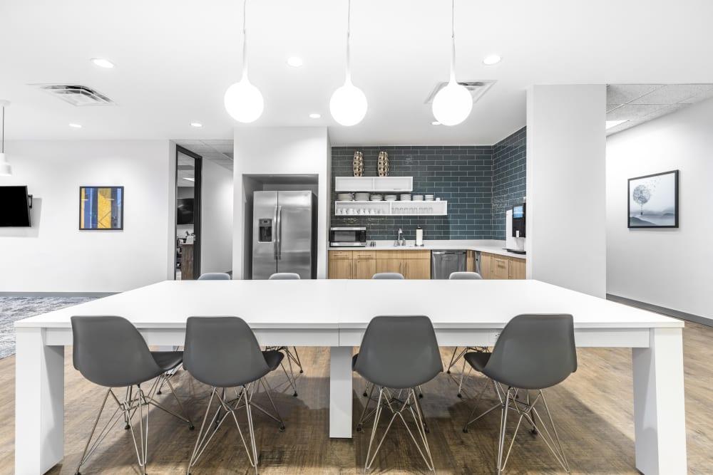 400 Galleria Parkway - Photo 3 400 Galleria Parkway office space - View 3 in Atlanta - internet, office_cleaning, breakout_areas