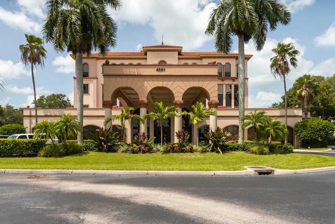 Bank Building Office Space Bank Building - Office space in Naples, Florida